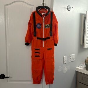 Get Real Gear size 4-6 (kid small) NASA astronaut costumer. Great condition!